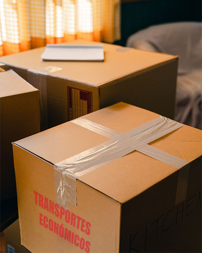 Cajas cerradas esperando la recogida para el porte