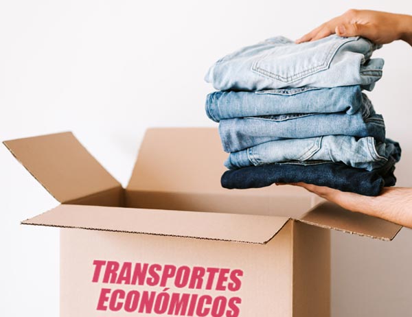 Guardando ropa en cajas