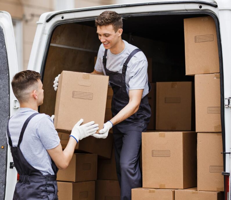 Descargando cajas con Transportes Económicos Descargando cajas con Transportes Económicos