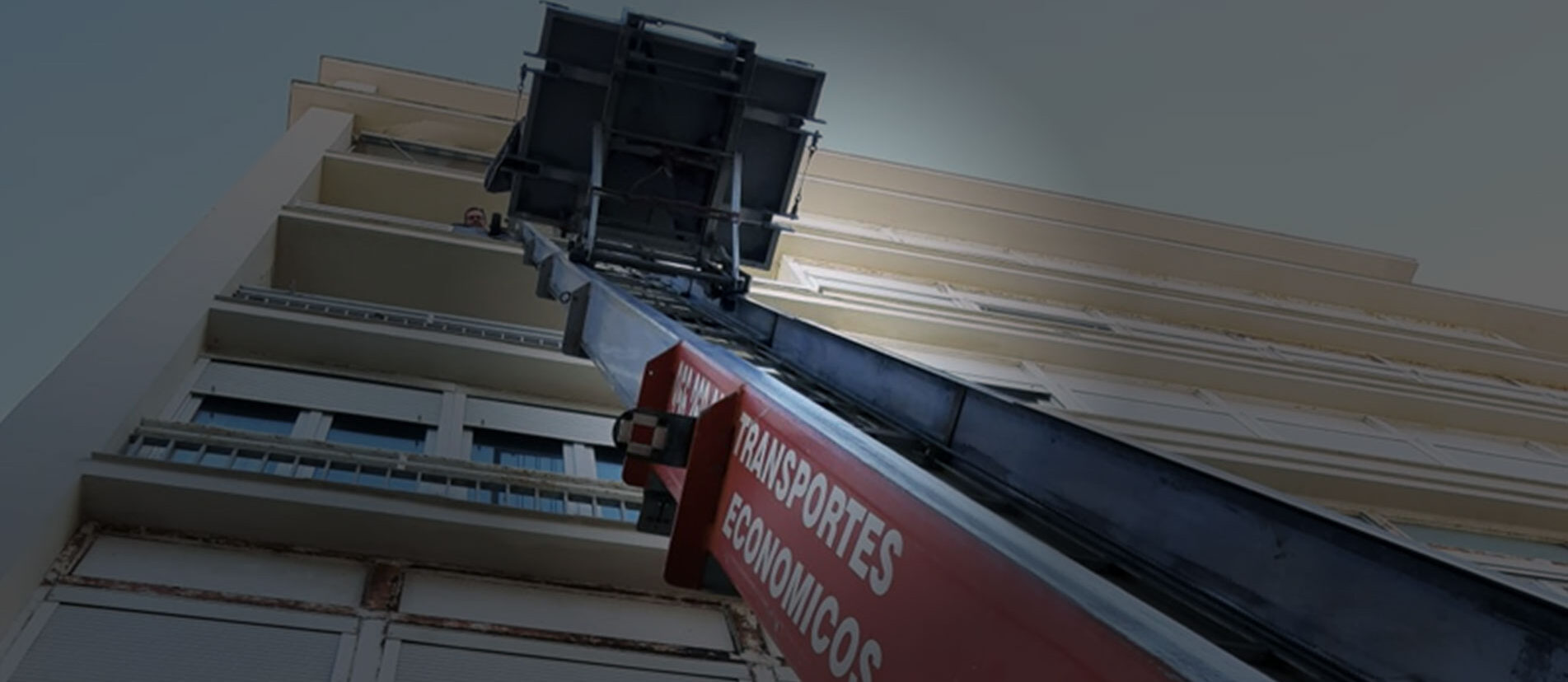 Grúa Montamuebles para subir grandes y pesados